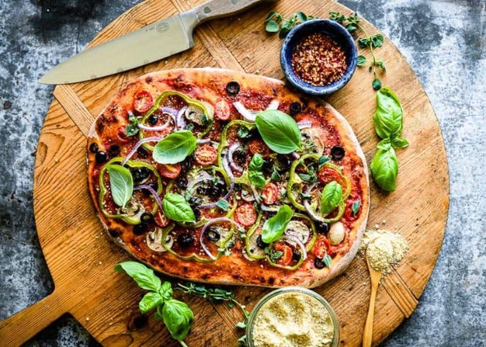 What are some creative toppings for vegetarian pizzas?